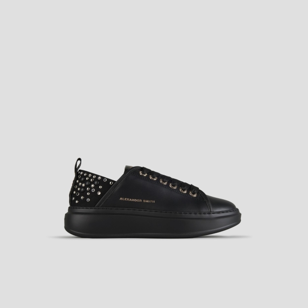 Sneakers Alexander Smith wembley donna in pelle nera con borchie sul tallone e suola nera - 1