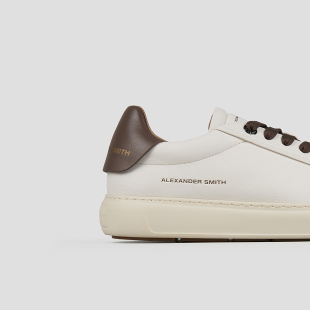 Sneakers Alexander Smith soho uomo in morbida pelle bianca con tallone e lacci marroni - 2