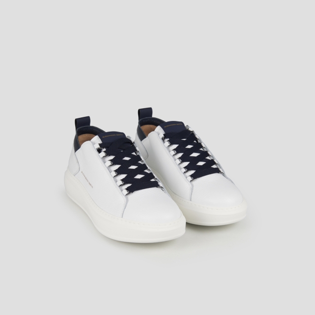 Sneakers Alexander Smith wembley uomo decostruita in pelle bottalata bianca e dettagli blu - 4