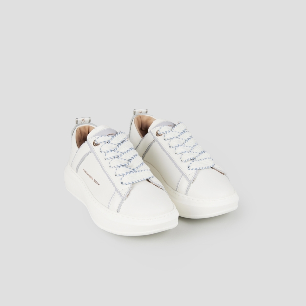 Sneakers Alexander Smith wembley donna decostruita in pelle bianca e dettagli azzurri - 4